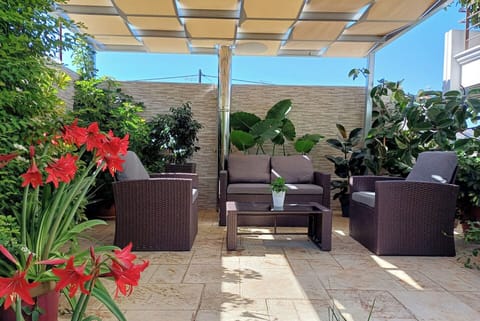 Relax outdoors after your flight – perfect for late arrival or early departure