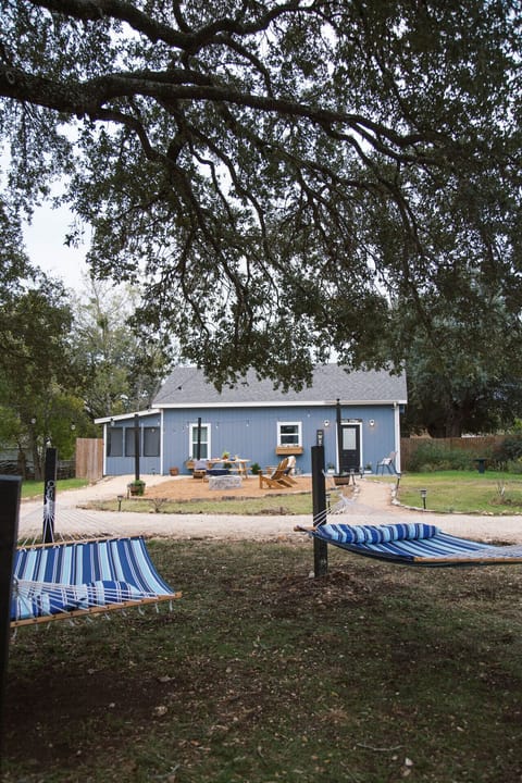 Creed`s Cottage a Private Fire Pit + two Hammocks to enjoy directly in front of it.
