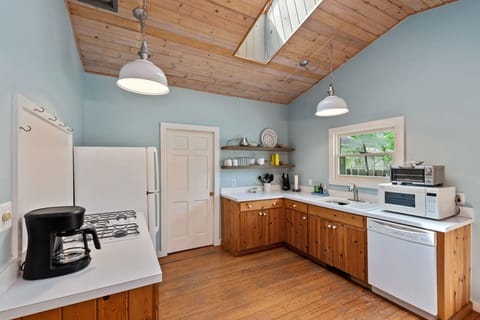 The kitchen is equipped with all you need, whether preparing a fast breakfast or family dinner.