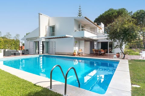 Private pool and sun terrace with loungers — Villa Yara, luxury holiday villa in Grândola