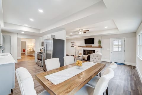 🛋️ Spacious family-friendly living room — perfect for relaxing after a day at Spooky Nook or downtown Hamilton.