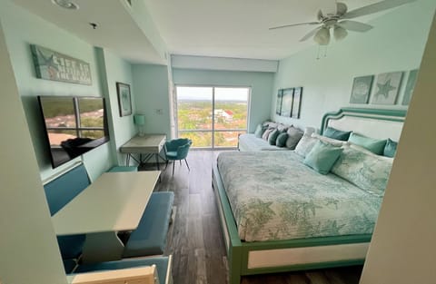 Studio condo w/king bed, twin trundle, dining table, 55” TV w/Cox Cable and desk
