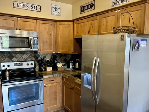 Full Kitchen (except dishwasher)