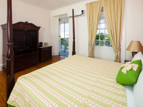 Unit with 1 King size bed. Exact unit will be assigned upon arrival. Views, colors and decor may vary.