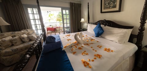 Unit with 1 King size bed. Exact unit will be assigned upon arrival. Views, colors and decor may vary.