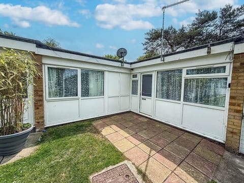 Indulge in a truly relaxing getaway by booking this beautiful 6 berth chalet, located on Belle Aire Holiday Park in Hemsby, Norfolk for your 2026 UK getaway.