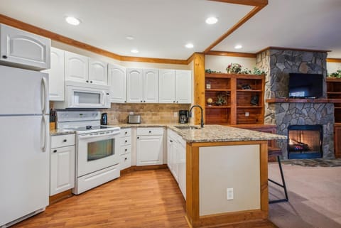 interiors-kitchen-_kjh8853