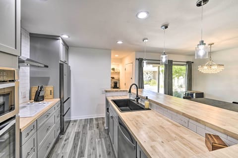 Kitchen | Cooking Basics | Spices | Paper Towels/Trash Bags Provided