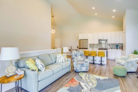 Living Room | Queen Sleeper Sofa | Smart TV | Free WiFi | 2nd Floor