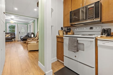 Even the microwave is retro - and yes, it works!