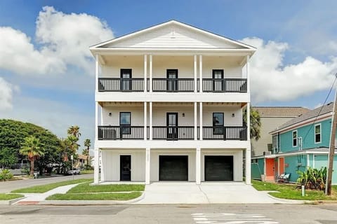 Ultra-modern home in Historic Galveston!