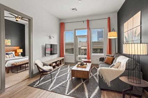CozySuites Modern Town Lake