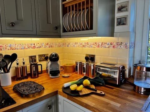 Fully stocked kitchen inc. Dolce Gusto Coffee Machine & complimentary pods
