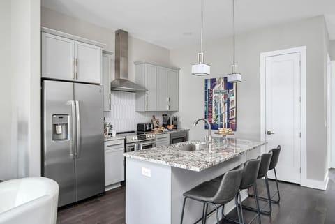 You can hangout by the kitchen island while waiting for your food to be cooked!
