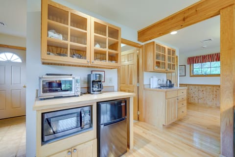 Kitchenette | Mini Fridge | Keurig | 2-Burner Induction Hotplate | Toaster/Oven