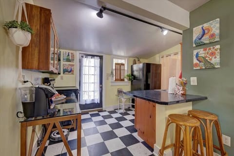 Fully equipped kitchen with breakfast bar and seating
