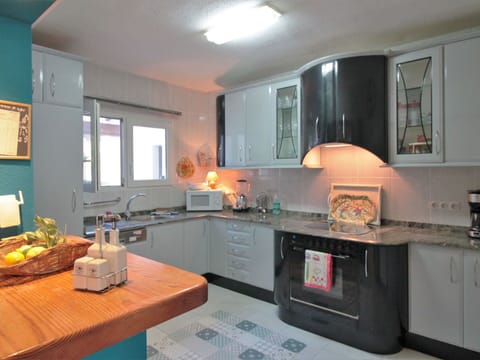 Cabinetry, Property, Countertop, Kitchen Stove, Wood, Kitchen, Kitchen Appliance, Sink, Stove, Home Appliance