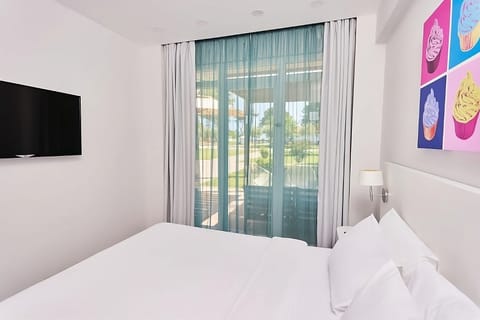 Unit with 1 Queen size bed. Exact unit will be assigned upon arrival. Views, colors and decor may vary.