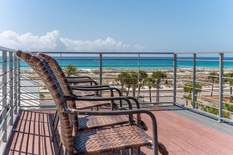 Steps to Gulf & Sound beaches! Crow's Nest sunbathing with 360 views of Santa Rosa Island.
