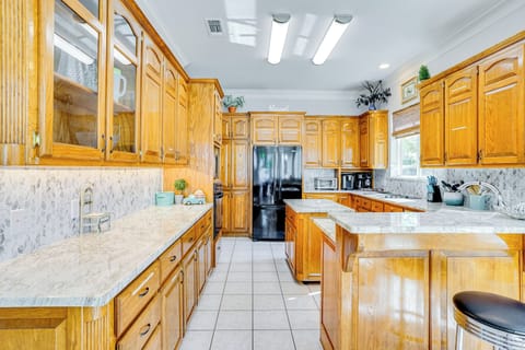 Kitchen | Coffee Maker | Paper Towels/Trash Bags Provided