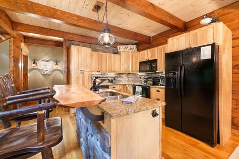 Whether it's hearty breakfasts before a day of activities, intimate dinners after a day of exploration, this fully stocked kitchen has all of the necessities needed to prepare wonderful meals on your trip.