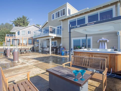 Amazing Patio with Hot Tub and Kitchen!