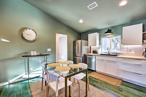 Dining Area | Dishware/Flatware Provided | Wine Glasses