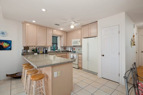 Extra 4 guests can sit at the kitchen counter top