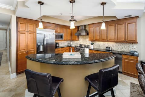Kitchen with breakfast bar