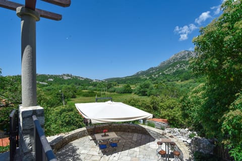 Few dinning spaces where guests can enjoy nature.