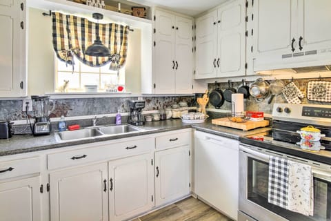 Kitchen | Coffee Maker | Paper Towels/Trash Bags Provided