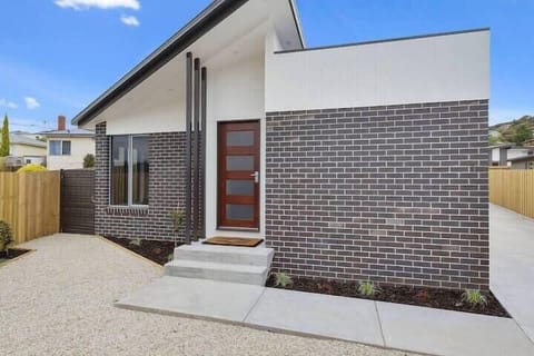 Shun Kin 8 years on Airbnb
Rating, 5 stars
,·
Lisa and Andrew are very friendly. Their place is clean and tidy. My family enjoyed staying at their place. The location is convenient and quiet. The drive-in garage is perfect for