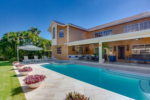 Large garden with outdoor living area, alfresco dining, non-heated jacuzzi
