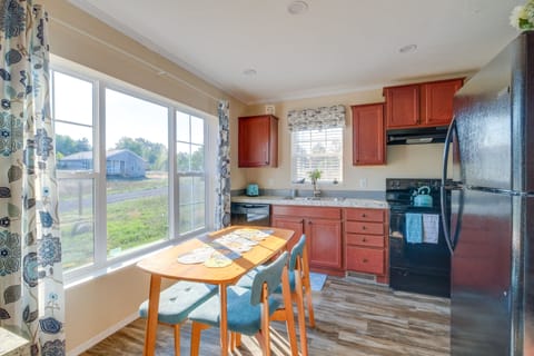 Kitchen | Dishware & Flatware | Keurig Coffee Maker