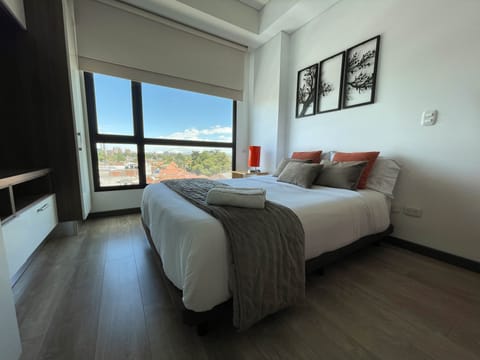 Cama doble, mesa de noche y smart tv / Double bed, nightstand and smart tv