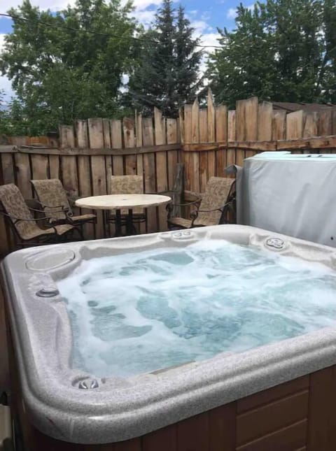 Incredible six person hot tub