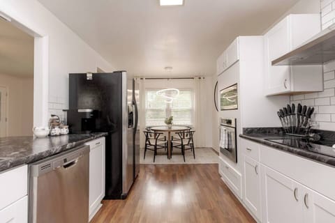 Fully Equipped Kitchen & Extra Dining Space for 4