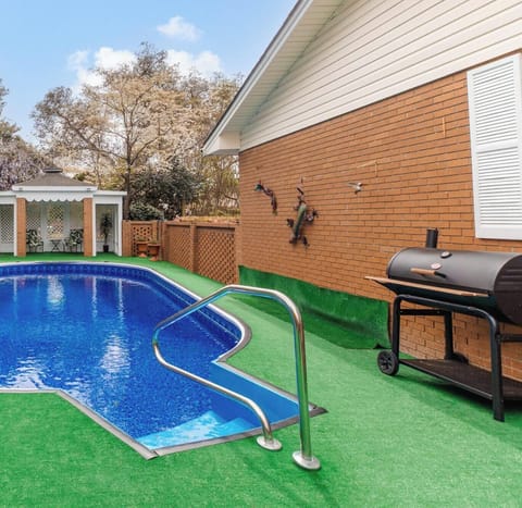Beautiful Fenced Pool Area [NOTE: Astroturf, not grass]
