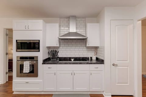 Fully Equipped Kitchen & Extra Dining Space for 4