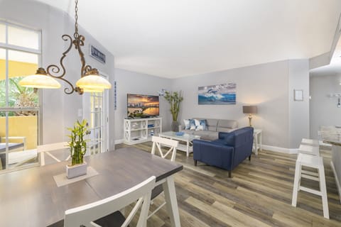 Open flor plan tastefully accented with beach decor.⚓️