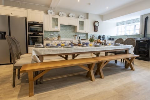 Ground floor: Well-equipped kitchen and breakfast seating area