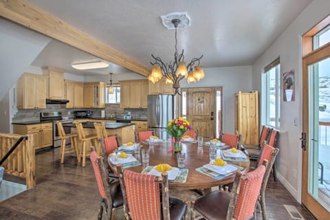 Main floor dining area (1)