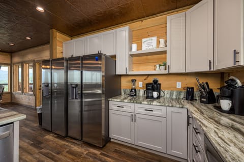 Fully equipped kitchen: cook/bake/dinner/silver-ware provided