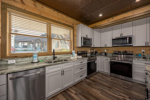 Fully equipped kitchen: cook/bake/dinner/silver-ware provided