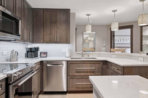 charter-b340-7240_54695918858_o