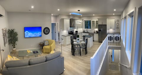 Overview of the main living area.