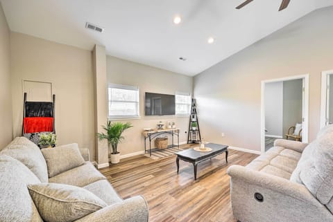 Berryville Vacation Rental | 2BR | 1BA | 912 Sq Ft | 2 Steps to Enter