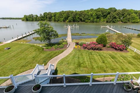 Come relax Eastern-Shore style at "A Shore Thing" on the water.