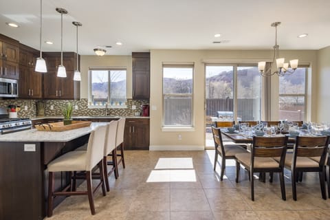 Dining Area with a seating of 10 with incredible views of the Mountain