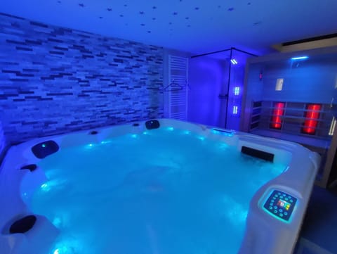Indoor spa tub